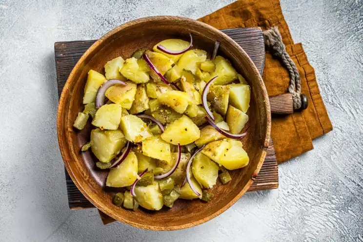 Kartoffelsalat mit Gurke und Zwiebeln